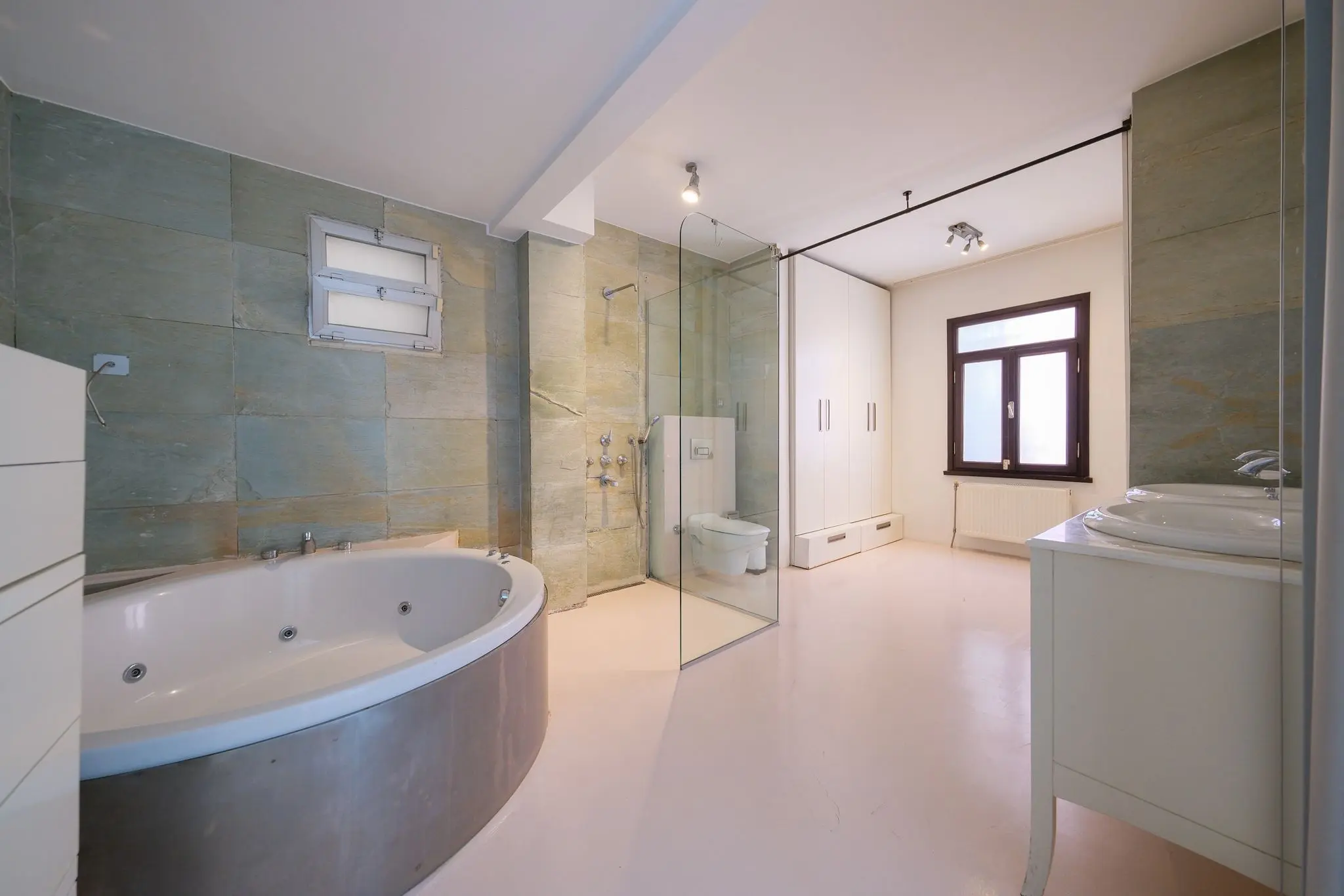 Jacuzzi tub